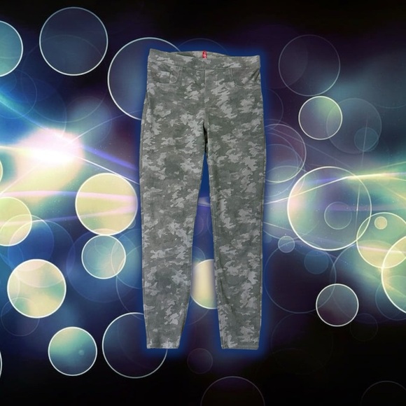 Spanx ‘Ankle Jean-ish Leggings’ in Gray “Stone Wash Camo” Size Medium - Picture 4 of 16